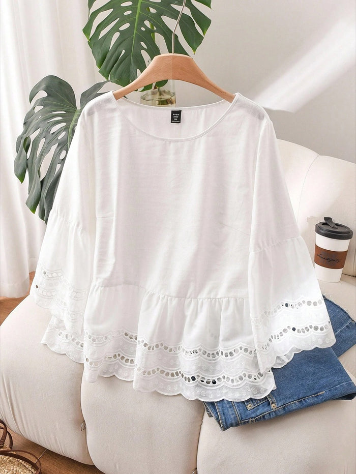 Blusa em gola redonda com babado e recorte vazado
