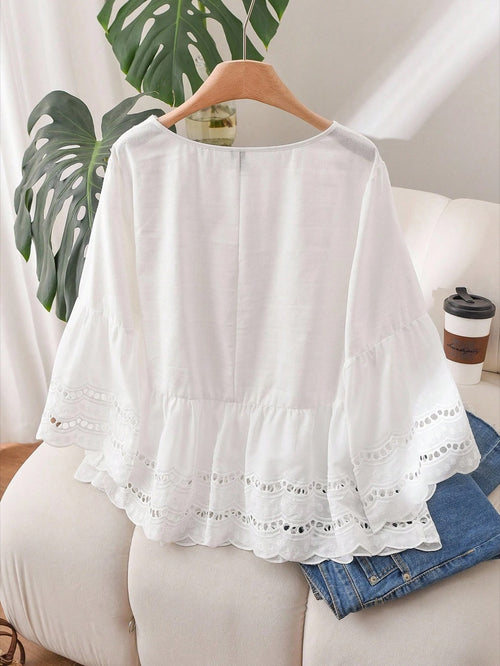 Blusa em gola redonda com babado e recorte vazado Branco – LUME PLUSS