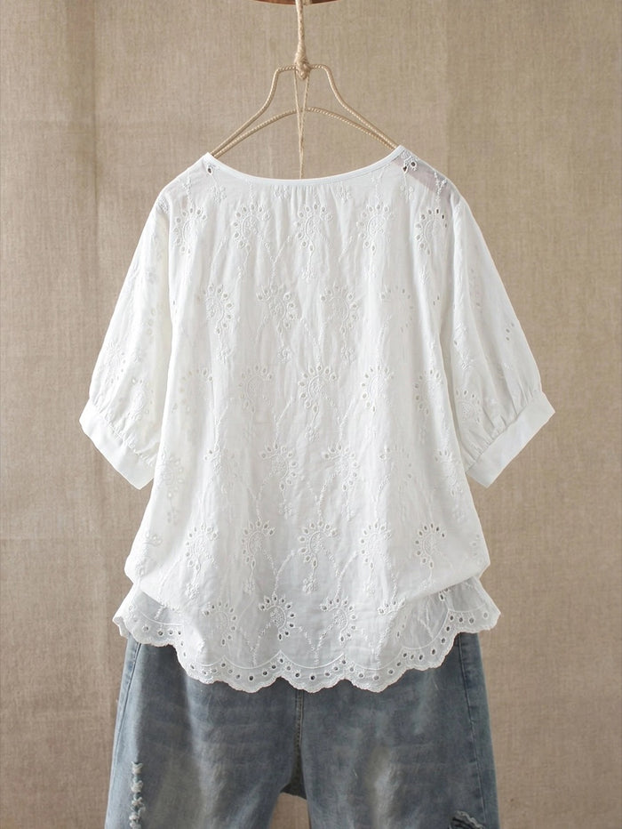 Camisa em lese com bordado e gola redonda