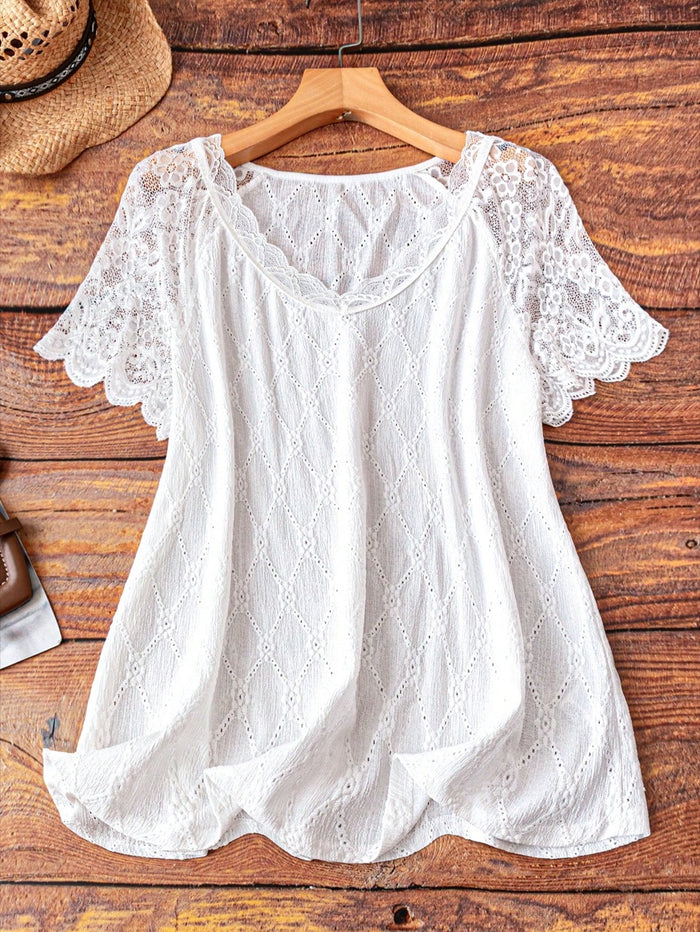 Camiseta com manga raglan em renda e recortes