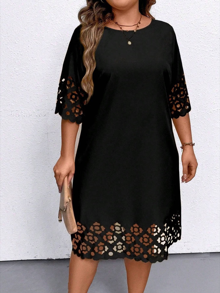 Vestido de verão com decote redondo e detalhes em recortes